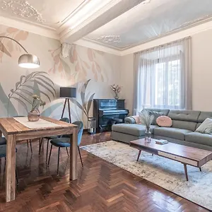 5 Min Historic Center Luxury White Lotus Mansion , Como Italy